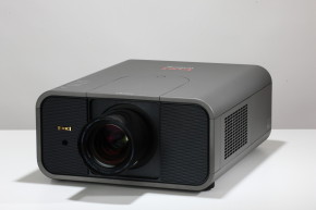 Projektor 7000 lum full HD Eiki LC-HDT700 eestvaade 2